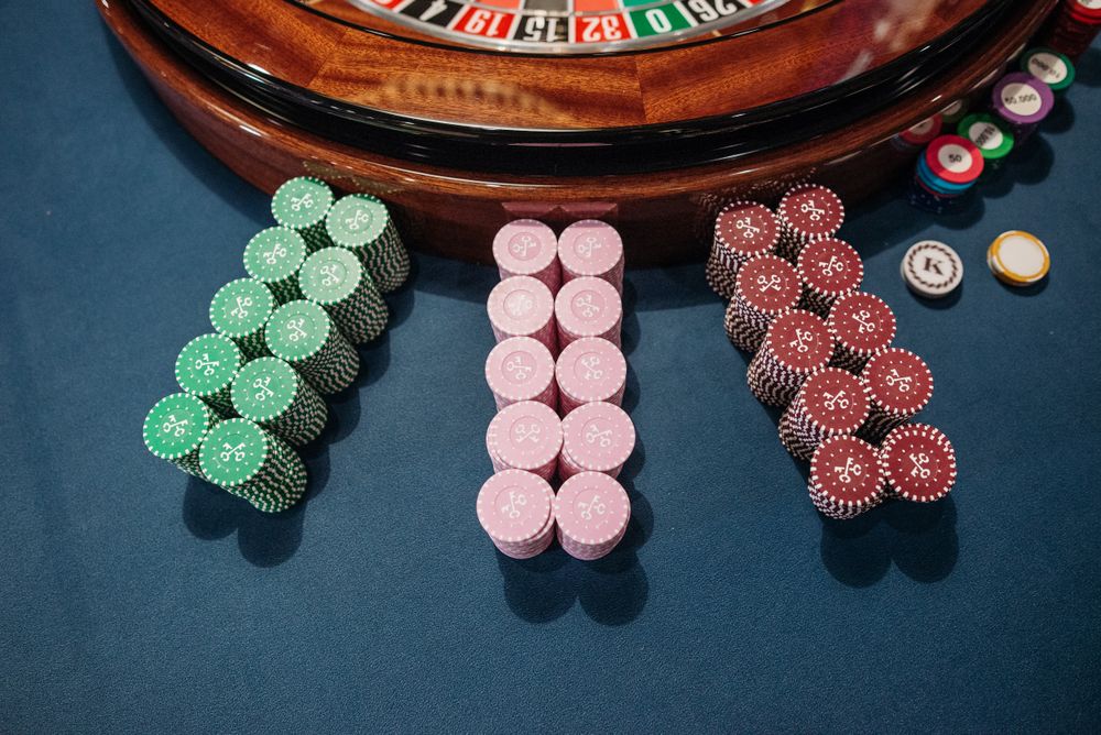 Meja roulette dengan chip berwarna tertata dari atas